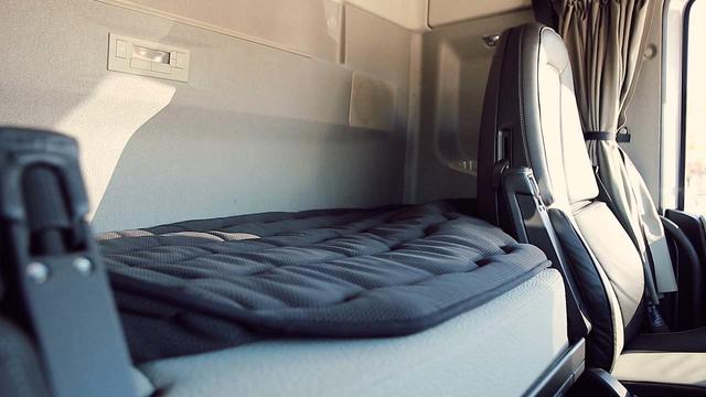 Esta tractora Volvo sólo equipaba una cama, para disponer de doble cantidad de armarios en su cabina.